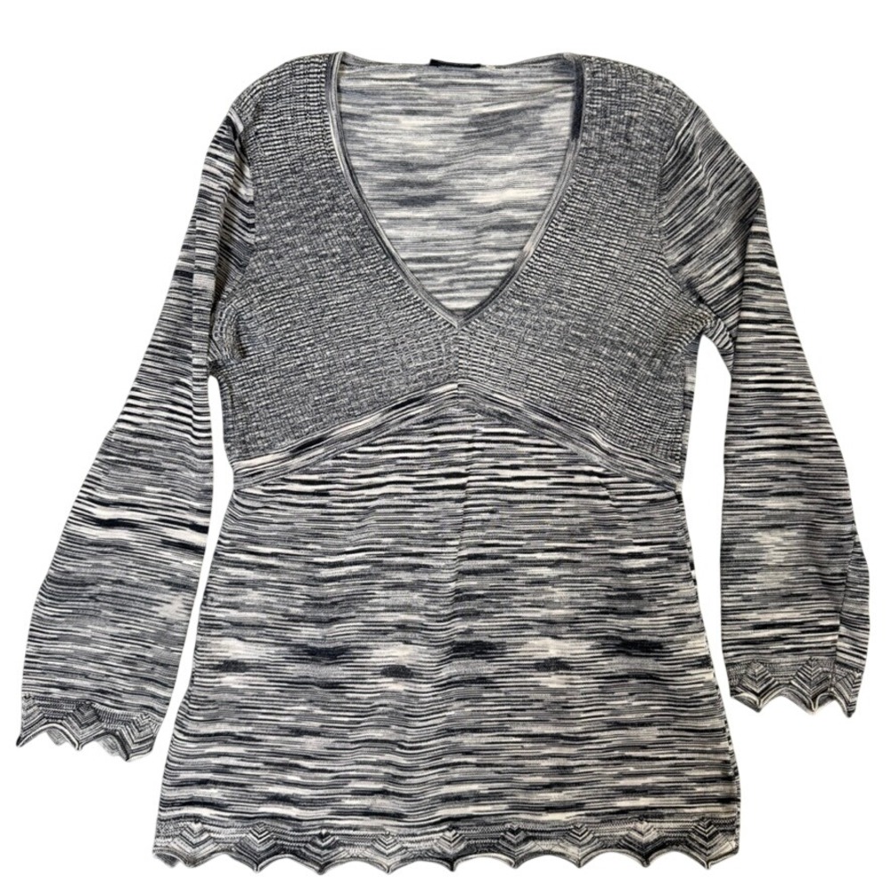 Magaschoni Space Dye V-Neck Knit Top Black White Grey Scalloped Hem Long Sleeve